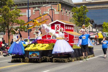 Victoria Canada - 22 Mayıs 17: Victoria 'nın en büyük geçit töreni ve Kanada ve ABD' den 100.000 'den fazla insan.