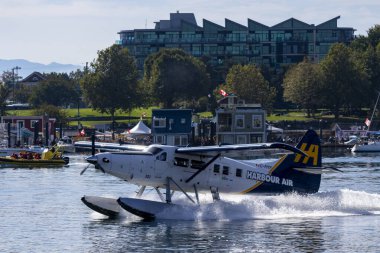 VICTORIA, BC, CanADA - 11 AUG 2016. İç limanda yüzen uçak trafiği. Bu ulaşım çok önemli ve Vitoria ile Vancouver arasında sıklıkla gerçekleşiyor.. 