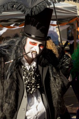 VICTORIA CANADA OCT 31 16: Cadılar Bayramı 'nda neşeli, yaratıcı kostümler giyen ve Wicked Victoria Günü' nde makyaj yapan insanlarla dolu şehir merkezi. Şehrin Cadılar Bayramı 'nda canlanan ihtiraslı bir tarihi var..