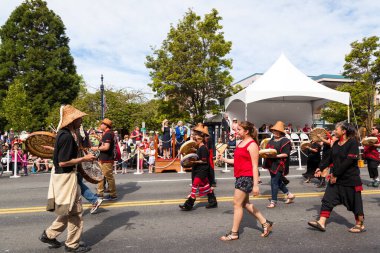 Victoria Canada - 22 Mayıs 17: Victoria 'nın en büyük geçit töreni ve Kanada ve ABD' den 100.000 'den fazla insan.