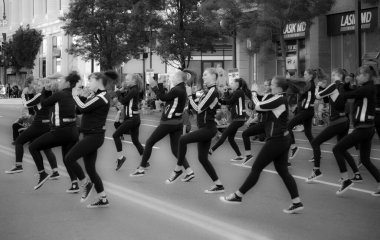 Victoria Canada - 22 Mayıs 17: Victoria 'nın en büyük geçit töreni ve Kanada ve ABD' den 100.000 'den fazla insan.