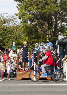 Victoria Canada - 22 Mayıs 17: Victoria 'nın en büyük geçit töreni ve Kanada ve ABD' den 100.000 'den fazla insan.