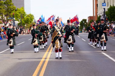 Victoria Canada - 22 Mayıs 17: Victoria 'nın en büyük geçit töreni ve Kanada ve ABD' den 100.000 'den fazla insan.