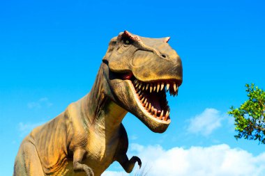 Yeşil başlı, koca ağızlı bir dinozorun yakın plan fotoğrafı.