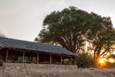 Köydeki eski ahşap ev.