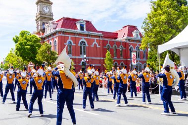 Victoria Canada - 22 Mayıs 17: Victoria 'nın en büyük geçit töreni ve Kanada ve ABD' den 100.000 'den fazla insan.