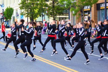 Victoria Canada - 22 Mayıs 17: Victoria 'nın en büyük geçit töreni ve Kanada ve ABD' den 100.000 'den fazla insan.