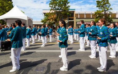 Victoria Canada - 22 Mayıs 17: Victoria 'nın en büyük geçit töreni ve Kanada ve ABD' den 100.000 'den fazla insan.