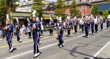 Victoria Canada - 22 Mayıs 17: Victoria 'nın en büyük geçit töreni ve Kanada ve ABD' den 100.000 'den fazla insan.