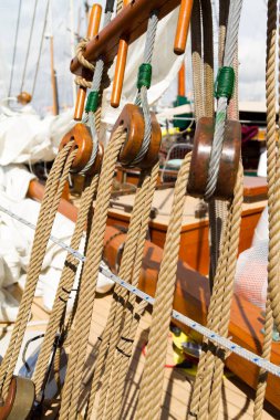 Eski gemi yelkenli - güverte ve halatlar, ahşap bir yelkenli donanımı - detay yakın