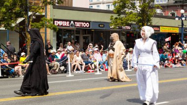 Victoria Canada - 22 Mayıs 17: Victoria 'nın en büyük geçit töreni ve Kanada ve ABD' den 100.000 'den fazla insan.