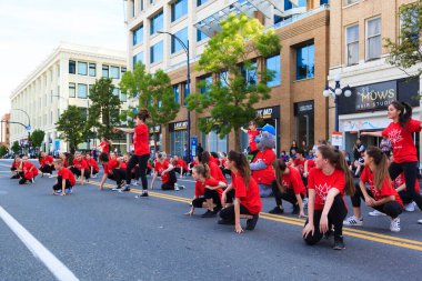 Victoria Canada - 22 Mayıs 17: Victoria 'nın en büyük geçit töreni ve Kanada ve ABD' den 100.000 'den fazla insan.