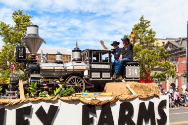 Victoria Canada - 22 Mayıs 17: Victoria 'nın en büyük geçit töreni ve Kanada ve ABD' den 100.000 'den fazla insan.