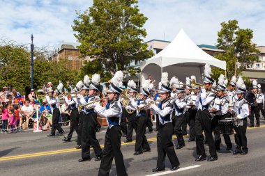 Victoria Canada - 22 Mayıs 17: Victoria 'nın en büyük geçit töreni ve Kanada ve ABD' den 100.000 'den fazla insan.