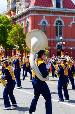 Victoria Canada - 22 Mayıs 17: Victoria 'nın en büyük geçit töreni ve Kanada ve ABD' den 100.000 'den fazla insan.