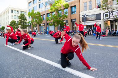 Victoria Canada - 22 Mayıs 17: Victoria 'nın en büyük geçit töreni ve Kanada ve ABD' den 100.000 'den fazla insan.