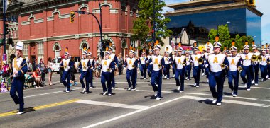 Victoria Canada - 22 Mayıs 17: Victoria 'nın en büyük geçit töreni ve Kanada ve ABD' den 100.000 'den fazla insan.