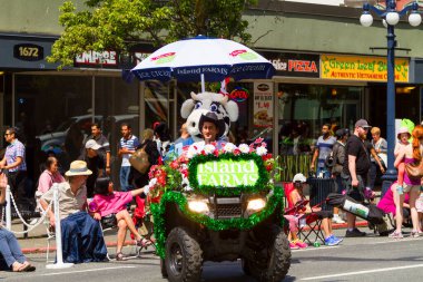 Victoria Canada - 22 Mayıs 17: Victoria 'nın en büyük geçit töreni ve Kanada ve ABD' den 100.000 'den fazla insan.