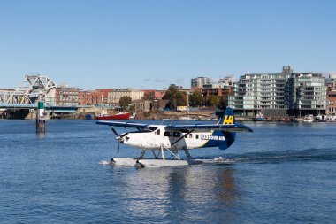 VICTORIA, BC, CanADA - 11 AUG 2016. İç limanda yüzen uçak trafiği. Bu ulaşım çok önemli ve Vitoria ile Vancouver arasında sıklıkla gerçekleşiyor.. 