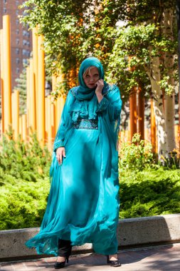 Calgary, Kanada - 10 Ağustos 2014: Olympic Plaza 'da halka açık alanda Arap tarzı moda gösteren model. 