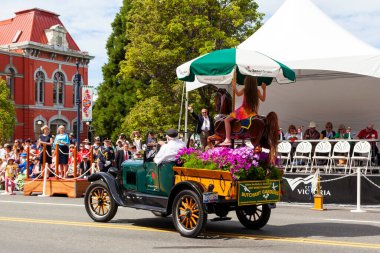 Victoria Canada - 22 Mayıs 17: Victoria 'nın en büyük geçit töreni ve Kanada ve ABD' den 100.000 'den fazla insan.