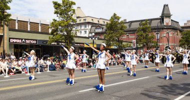 Victoria Canada - 22 Mayıs 17: Victoria 'nın en büyük geçit töreni ve Kanada ve ABD' den 100.000 'den fazla insan.