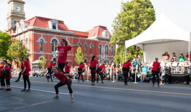 Victoria Canada - 22 Mayıs 17: Victoria 'nın en büyük geçit töreni ve Kanada ve ABD' den 100.000 'den fazla insan.
