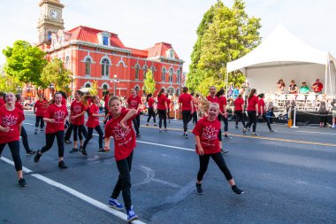 Victoria Canada - 22 Mayıs 17: Victoria 'nın en büyük geçit töreni ve Kanada ve ABD' den 100.000 'den fazla insan.