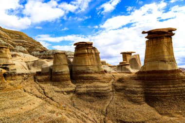 Fosil ve dinozor kemiklerinin zengin birikintilerinin bulunduğu Alberta 'daki Dinozor İl Parkı' nda Drumheller çorak arazileri. Park artık UNESCO 'nun Dünya Mirası Bölgesi oldu..