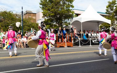 Victoria Canada - 22 Mayıs 17: Victoria 'nın en büyük geçit töreni ve Kanada ve ABD' den 100.000 'den fazla insan.
