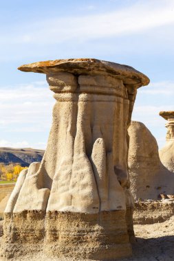 Fosil ve dinozor kemiklerinin zengin birikintilerinin bulunduğu Alberta 'daki Dinozor İl Parkı' nda Drumheller çorak arazileri. Park artık UNESCO 'nun Dünya Mirası Bölgesi oldu..