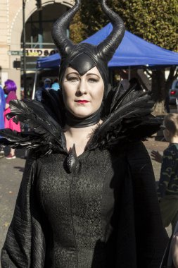 VICTORIA CANADA OCT 31 16: Cadılar Bayramı 'nda neşeli, yaratıcı kostümler giyen ve Wicked Victoria Günü' nde makyaj yapan insanlarla dolu şehir merkezi. Şehrin Cadılar Bayramı 'nda canlanan ihtiraslı bir tarihi var..