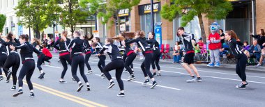 Victoria Canada - 22 Mayıs 17: Victoria 'nın en büyük geçit töreni ve Kanada ve ABD' den 100.000 'den fazla insan.