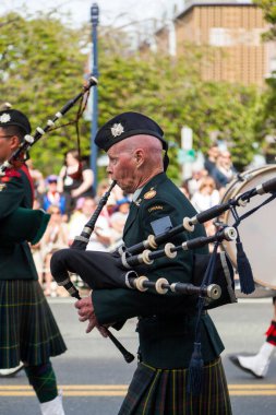 Victoria Canada - 22 Mayıs 17: Victoria 'nın en büyük geçit töreni ve Kanada ve ABD' den 100.000 'den fazla insan.