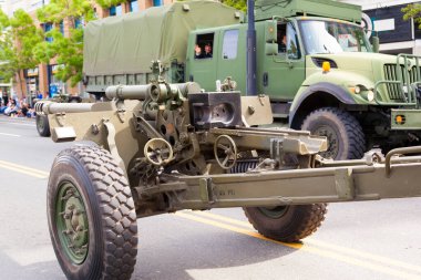 VICTORIA, BC, CANADA-MAYIS 23 Mayıs 2016: Douglas Caddesi boyunca Victoria Günü geçit töreninde askeri güç. Bu Victoria 'nın en büyük geçit töreni. Yol boyunca 100.000' den fazla insanın ilgisini çekiyor.