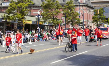 Victoria Canada - 22 Mayıs 17: Victoria 'nın en büyük geçit töreni ve Kanada ve ABD' den 100.000 'den fazla insan.
