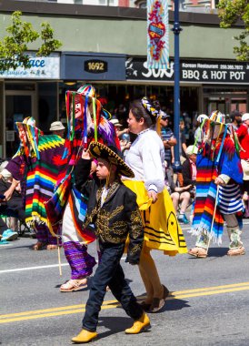 Victoria Canada - 22 Mayıs 17: Victoria 'nın en büyük geçit töreni ve Kanada ve ABD' den 100.000 'den fazla insan.