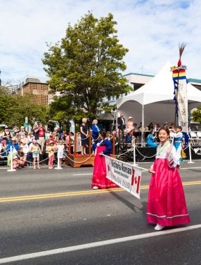 Victoria Canada - 22 Mayıs 17: Victoria 'nın en büyük geçit töreni ve Kanada ve ABD' den 100.000 'den fazla insan.