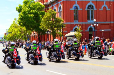 Victoria BC Kanada 22 Mayıs 2017: Victoria Günü geçit törenine Viktorya Polis Gücü yürüyor. Bu Victoria 'nın en büyük geçit töreni ve Kanada ve ABD' den 100.000 'den fazla insanı çekiyor...