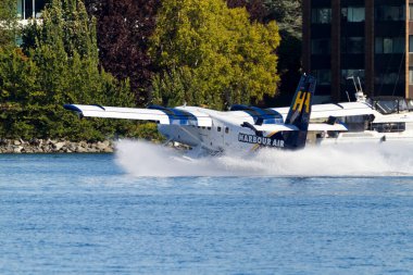 VICTORIA, BC, CanADA - 11 AUG 2016. İç limanda yüzen uçak trafiği. Bu ulaşım çok önemli ve Vitoria ile Vancouver arasında sıklıkla gerçekleşiyor.. 