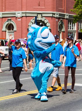 Victoria Canada - 22 Mayıs 17: Victoria 'nın en büyük geçit töreni ve Kanada ve ABD' den 100.000 'den fazla insan.