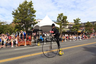 Victoria Canada - 22 Mayıs 17: Victoria 'nın en büyük geçit töreni ve Kanada ve ABD' den 100.000 'den fazla insan.