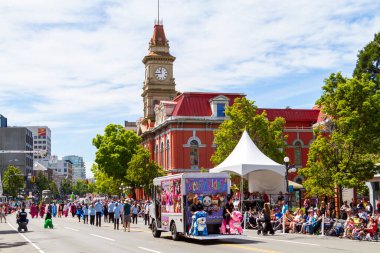 Victoria Canada - 22 Mayıs 17: Victoria 'nın en büyük geçit töreni ve Kanada ve ABD' den 100.000 'den fazla insan.