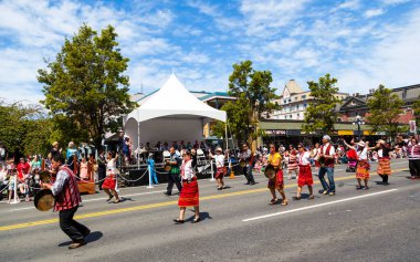Victoria Canada - 22 Mayıs 17: Victoria 'nın en büyük geçit töreni ve Kanada ve ABD' den 100.000 'den fazla insan.