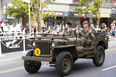 VICTORIA, BC, CANADA-MAYIS 23 Mayıs 2016: Douglas Caddesi boyunca Victoria Günü geçit töreninde askeri güç. Bu Victoria 'nın en büyük geçit töreni. Yol boyunca 100.000' den fazla insanın ilgisini çekiyor.