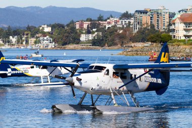 VICTORIA, BC, CanADA - 11 AUG 2016. İç limanda yüzen uçak trafiği. Bu ulaşım çok önemli ve Vitoria ile Vancouver arasında sıklıkla gerçekleşiyor.. 
