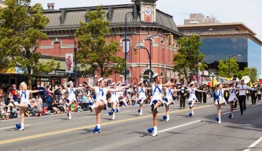 Victoria Canada - 22 Mayıs 17: Victoria 'nın en büyük geçit töreni ve Kanada ve ABD' den 100.000 'den fazla insan.