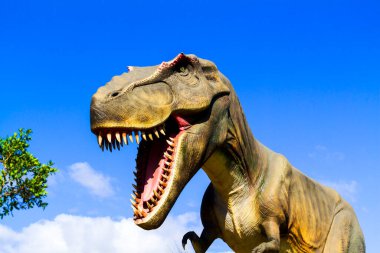 Yeşil çimlerin arka planında dinozor