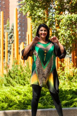 Calgary, Kanada - 10 Ağustos 2014: Olympic Plaza 'da halka açık alanda Arap tarzı moda gösteren model. 