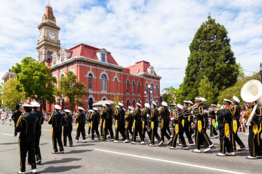 Victoria Canada - 22 Mayıs 17: Victoria 'nın en büyük geçit töreni ve Kanada ve ABD' den 100.000 'den fazla insan.